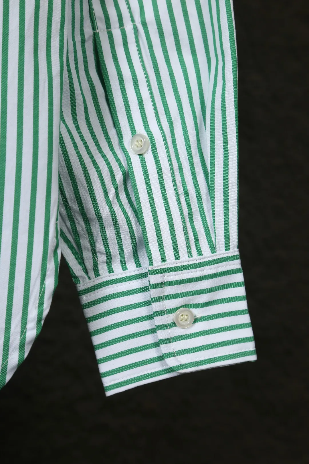 P250 Actual Photos [Popular New Style] Model No.: 25019# Color: Red/Green/Blue Size: S to Custom dyed original pearlescent white buttons, large and small divisions, vertical eyelets ✅ - Special shaped chiffon foil is included in the collar door tube, not easy to deform and pull ✅ - RL three-color large and small vertical striped shirt, extraordinary isometric, cleverly matched stripes, diverse wear to stimulate self-expression, relaxed layering to play with the look of the four seasons